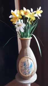 Květiny ve váze narcisy