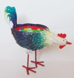 Ručně vyrobená postava kohouta z plata od vajec - velikonoční dekorace