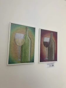 obrázky formátu A4 visí na stěně vinárny - autor MOPSL