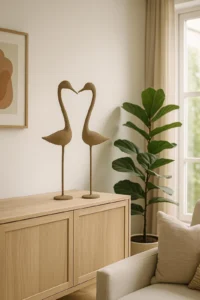 Milionářský pták – upcyklovaná socha z letáků v moderním světlém obývacím pokoji s minimalistickou dekorací.
