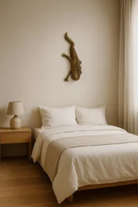 Nástěnná plastika ještěra jako dekorace nad postelí v minimalistické ložnici