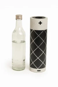 Designový tubus na alkohol ve tvaru baterie