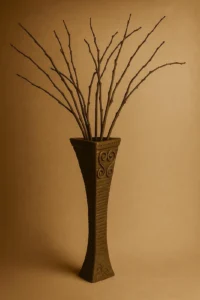 Elegantní handmade váza s dekorativními větvemi