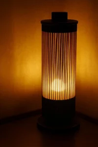 Detail lampy ze špejlí se zapnutým teplým světlem a výraznou strukturou