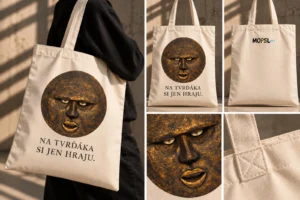 MOPSL art merch - recyklovaná taška s motivem Hlava Měsíc a vtipným sloganem na ramenou mladé ženy